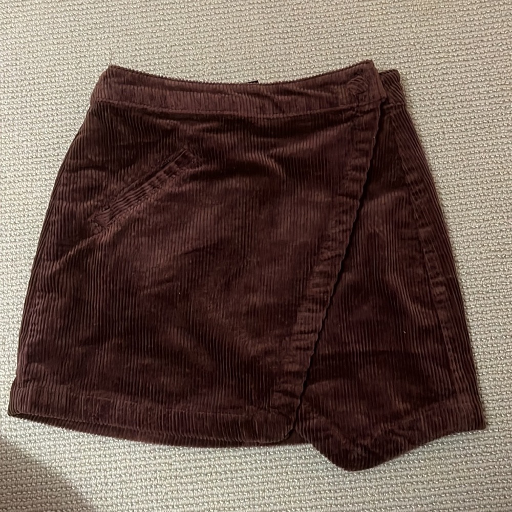 Never worn mini skirt from forever 21! Perfect for the holidays! Size XS!